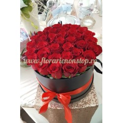 Cutie cu trandafiri rosii