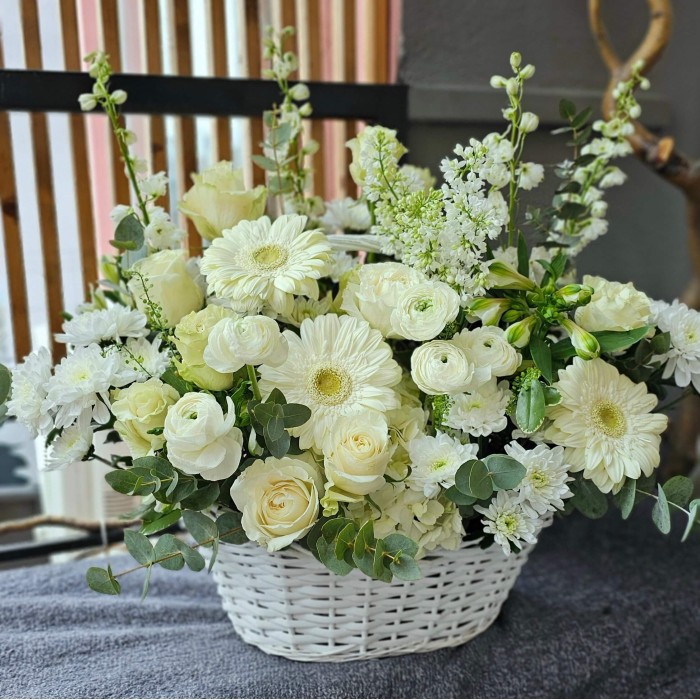 Aranjament floral funerar in cos impletit