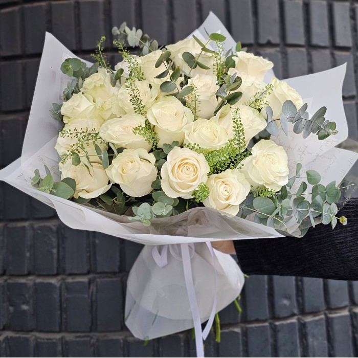 Buchet trandafiri albi
